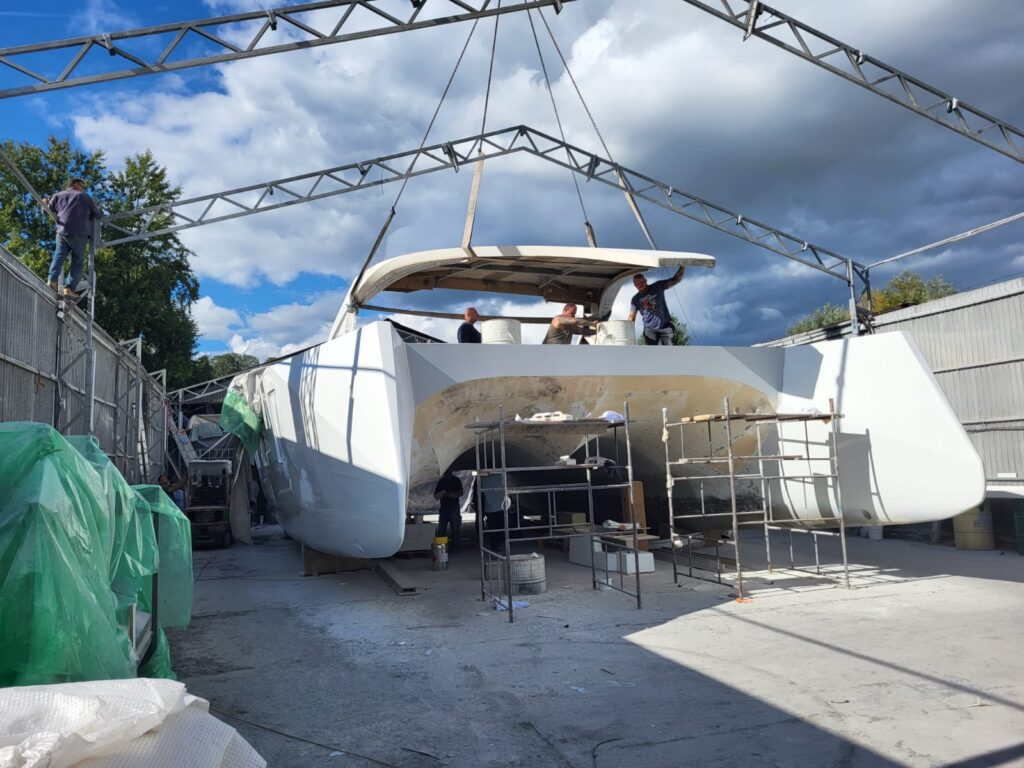 Connecting the Roof with the main Yacht-Structure 2